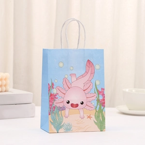 Detalle de bolsa de regalo azul claro con motivo de ajolote rosa y asas de cuerda blanca