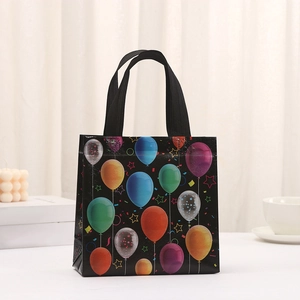 Bolsa de regalo impermeable de tela no tejida con estampado de globos y asas negras suaves