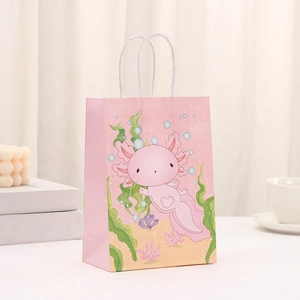 Bolsa de regalo rosa con ilustración de axolote y asas de cuerda blanca trenzada