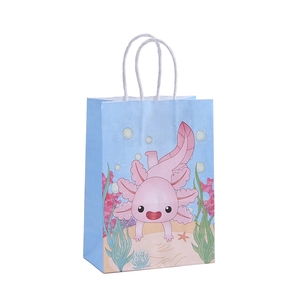 Bolsa de regalo de papel azul claro con dibujo de axolote rosa y asas de cuerda blanca