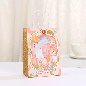 Bolsa de regalo de papel rosa con unicornio, lateral brillante dorado y asa de cuerda blanca