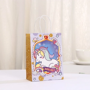 Detalle de bolsa de regalo de unicornio púrpura con purpurina dorada para fiestas
