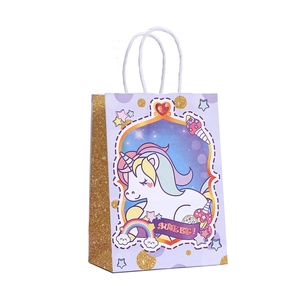 Bolsa de regalo unicornio con estampados de arcoíris, asas blancas y lados con purpurina