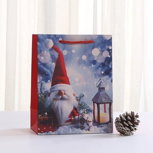 Sac cadeau de Noël avec motif de gnome festif, lanterne vintage et poignées rouges