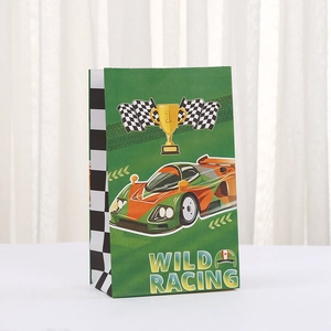 Bolsa de regalo temática de carreras en verde con banderas de cuadros y Wild Racing