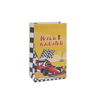 Bolsa de regalo de papel kraft de carreras con coche rojo y banderas para fiestas