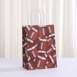 Détail du sac cadeau en papier kraft imprimé rugby avec anses en cordelette blanche