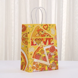 Detalle de bolsa de regalo de papel kraft con ilustraciones de pizza y estampado love