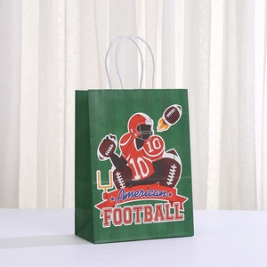 Détail du sac cadeau vert sur le thème du football américain avec illustration et anses