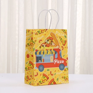 Detalle de bolsa de papel amarilla para regalo con tema de pizza y asas de cuerda blanca