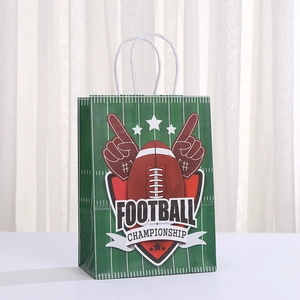 Sacs cadeaux en papier vert thème football avec anses pour fêtes sportives et cadeaux