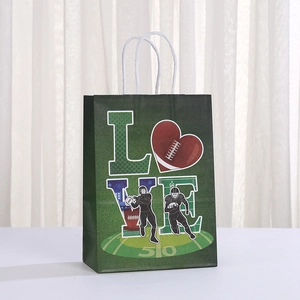 Sac cadeau rugby avec typographie LOVE et silhouette de joueur sur papier kraft vert