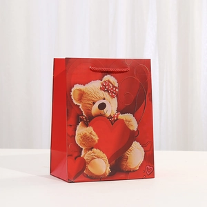 Sac cadeau rouge en papier Kraft avec ours en peluche et cœur, doté de anses tissées