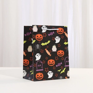 Détail du sac cadeau Halloween en papier avec motifs citrouille, fantôme et bonbons