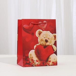 Sac cadeau en papier kraft rouge avec ourson et cœur pour la Saint-Valentin