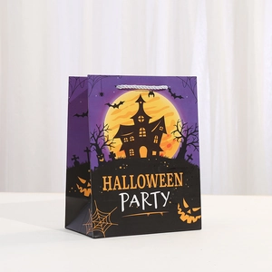 Sac cadeau Halloween avec lune violette, silhouette de château et cordons argentés