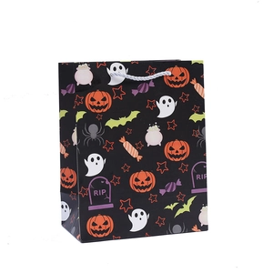 Sac cadeau Halloween avec motifs citrouille, fantôme et chauve-souris sur papier noir