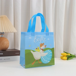 Dettaglio della borsa regalo blu di Pasqua in tessuto non tessuto con anatra e pulcino