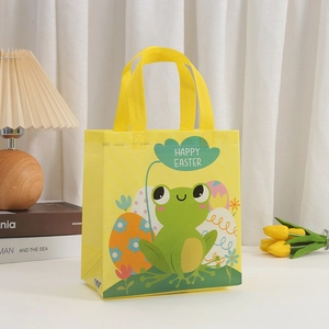 Dettaglio borsa pasquale gialla con design rana e scritta festiva Happy Easter