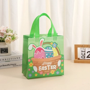 Grüne Oster-Geschenktüte aus Vliesstoff mit Hasenohren und bunten Eierkorb-Motiven