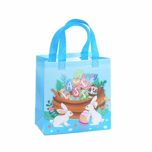 Blaue Oster-Geschenktasche aus Vliesstoff mit Hasenmotiv und bunten Eiern