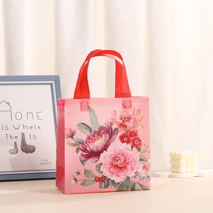 Bolsa de regalo floral impermeable de tela no tejida con asas rojas para cumpleaños