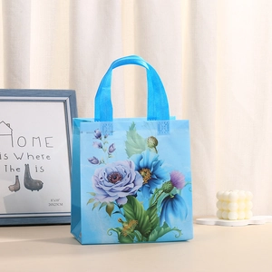 Bolsa de regalo floral azul claro de tela no tejida con asas para cumpleaños y fiestas
