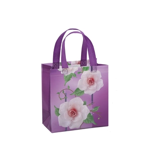 Bolsa de regalo impermeable de tela no tejida con rosas violetas y asas reforzadas