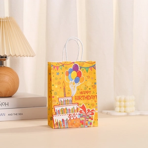 Sac cadeau d'anniversaire jaune avec gâteau et ballons dans un décor chaleureux