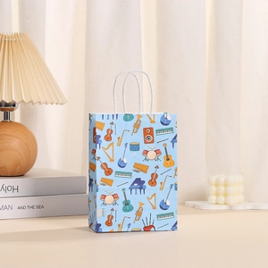 Sac cadeau en papier kraft bleu clair avec motifs instruments et anses cordes