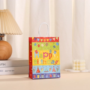 Détail d'un sac cadeau en papier à rayures avec texte Happy Birthday et anses blanches