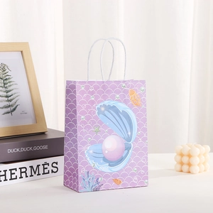 Bolsa de regalo de papel kraft lila con estampados marinos y asas de cuerda para fiestas