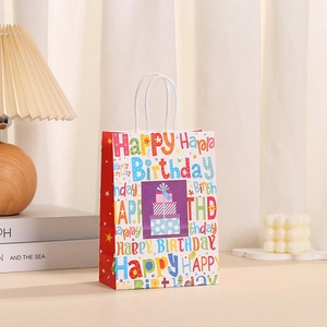 Détail du sac cadeau en papier kraft Happy Birthday avec lettrage coloré et anses tressées