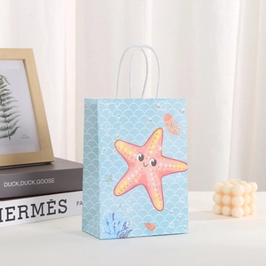 Detalle de bolsa de regalo de papel azul con diseño de estrella de mar rosa