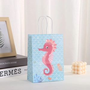 Bolsa de regalo de papel kraft azul con estampado de caballito de mar y cuerdas