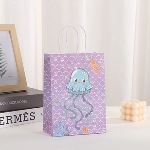 Detalle de bolsa de regalo de papel kraft morado con diseño de medusa y mar