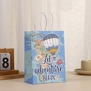 Détail du sac cadeau sur le thème du voyage avec montgolfière et anses tressées