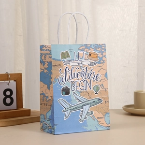 Sac cadeau thème voyage avec imprimé mappemonde et texte Let the Adventure Begin