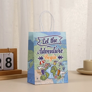 Sac cadeau bleu avec texte Let the Adventure Begin et illustration de carte du monde