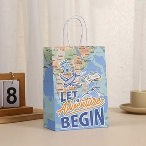 Sac cadeau voyage avec motif carte bleu clair et slogan Let the Adventure Begin