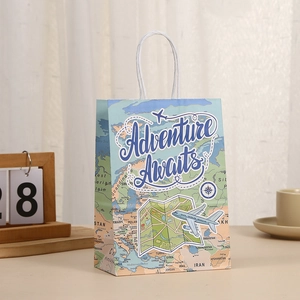 Sac cadeau Adventure Awaits avec motif carte du monde et anses en corde blanches