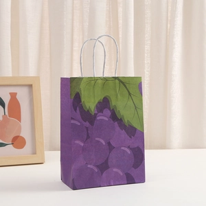 Dettaglio di un sacchetto regalo in carta kraft con stampa d'uva e manici a corda