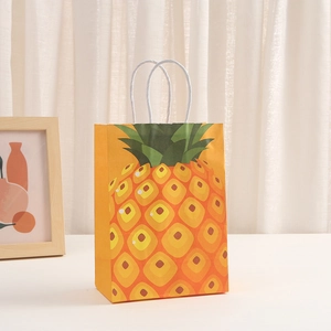 Dettaglio del sacchetto regalo in carta kraft con stampa di ananas e manico a corda bianco