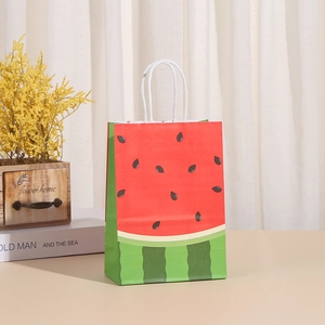 Detalle de bolsa de regalo de papel kraft con diseño de sandía y asas de cuerda blanca suaves
