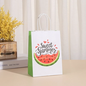 Detalle de bolsa de regalo de papel kraft con estampado de sandía y asas de cuerda blanca