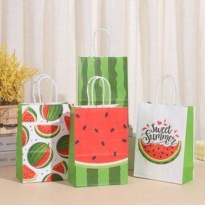 Bolsas de regalo de papel kraft con estampados de fresa y sandía y asas de cuerda blanca