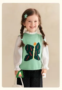 Détail du gilet tricoté vert menthe pour fille avec jacquard papillon et col à volants