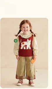Détail du gilet tricoté rouge pour enfants avec motif de chat et col à volants