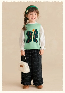 Détails du gilet en tricot vert menthe avec papillon et chemise à col à volants