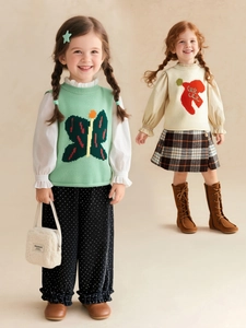 Gilets tricotés pour enfants avec motifs papillon et pomme en vert et crème pour printemps